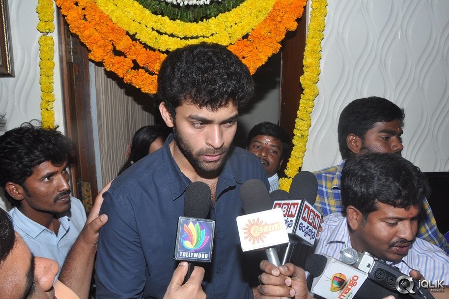 Mukunda-Movie-Hungama-at-Sandhya-Theatre